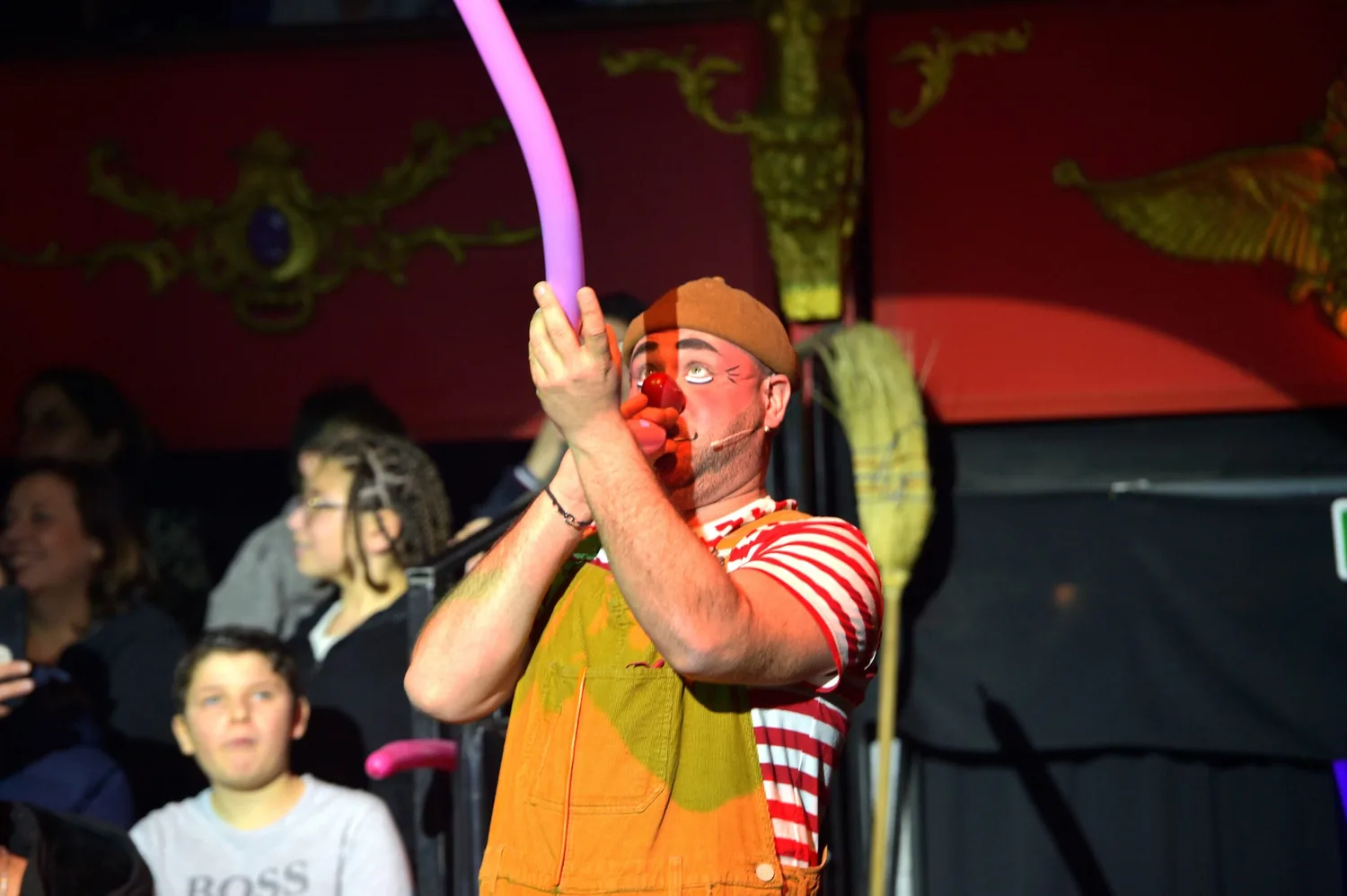 Sacha le clown fait éclater de rire des enfants pendant un anniversaire.