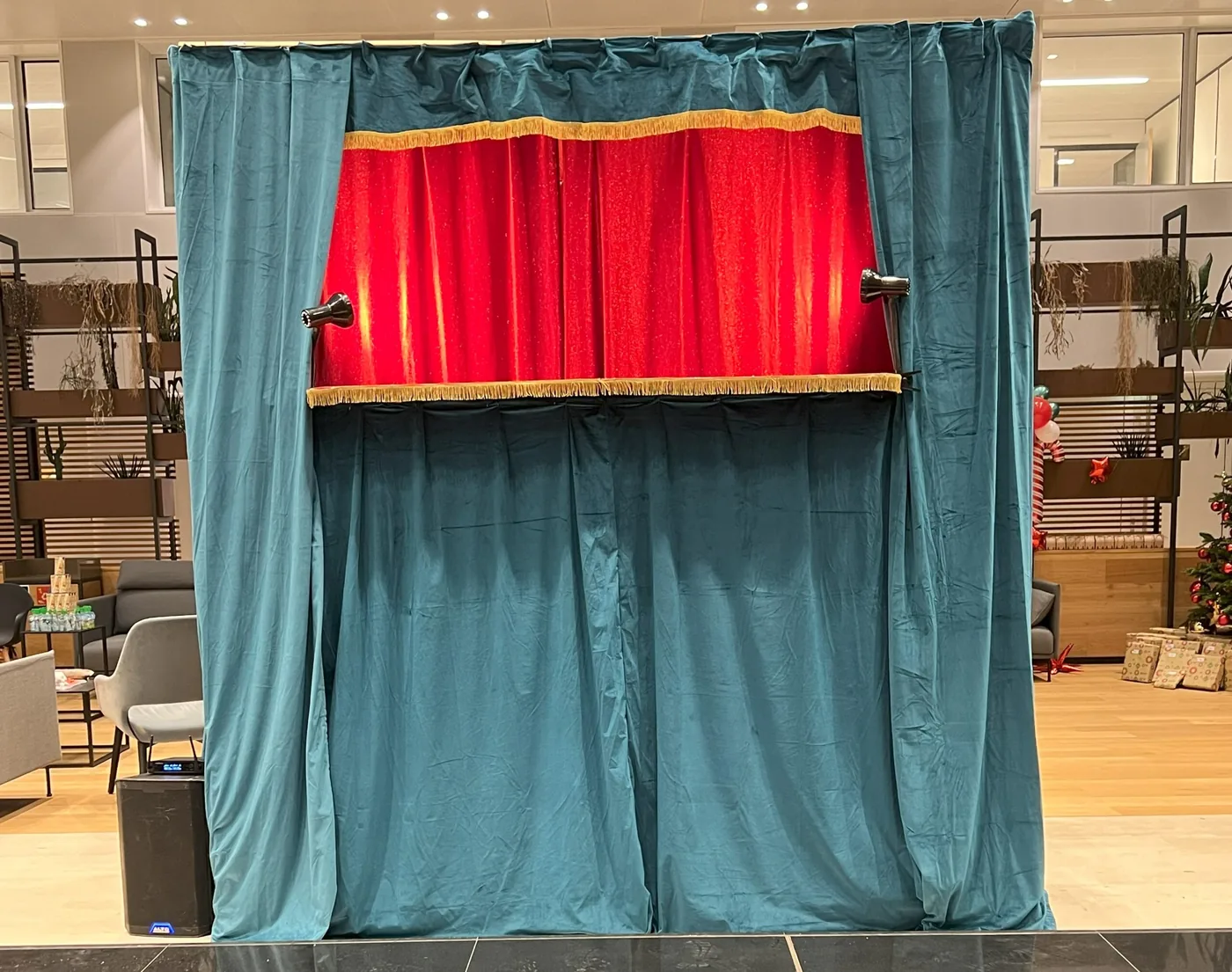 Le castelet de marionnettes installé, rideau de velours fermé avant le spectacle.