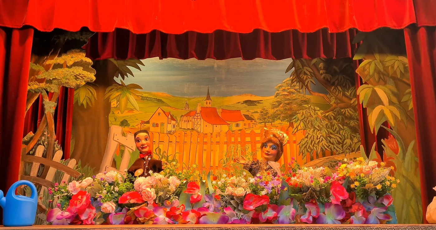 Décor peint du théâtre de marionnettes pendant une représentation.