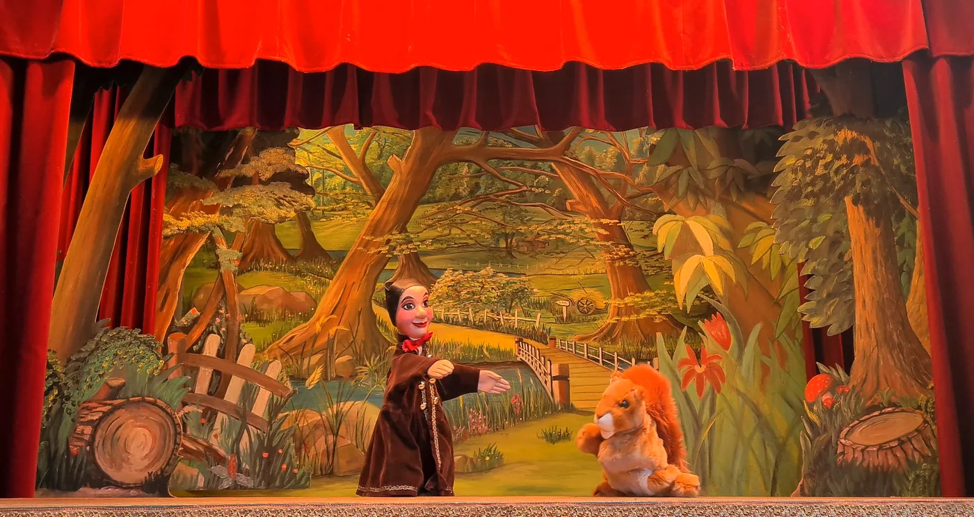 Décor du théâtre de marionnettes pendant une représentation de Guignol.