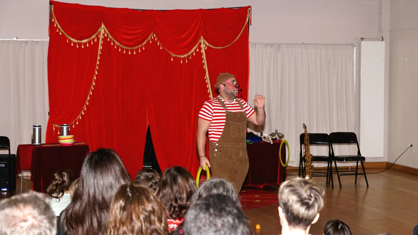 Salle aménagée avec le théâtre mobile pour une fête de comité d'entreprise.